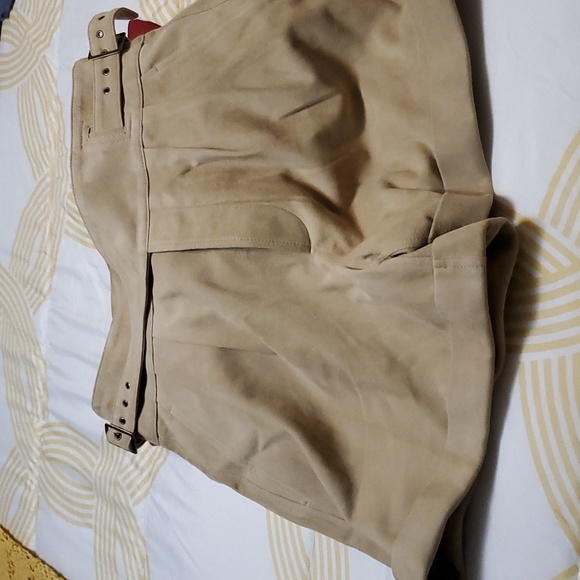Suede pleated shorts with cuffed  bottom. - Picture 6 of 10